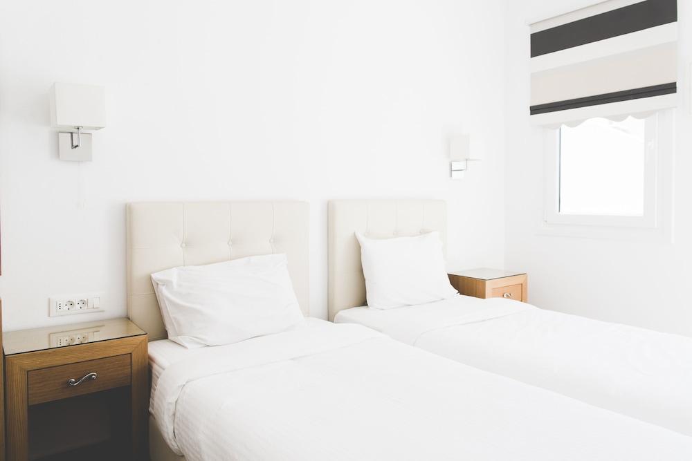 Super Paradise Suites Bagian luar foto